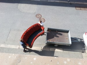 Vår ærverdige sofa har blitt flyttet av sterke tangomenn til vårt nye lokale på Malmbrygga:-) Vi gleder oss til oppstart i august og kurs for begynnere og videregående hele september. Følg med!